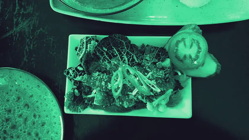 Sepiring sate sayur dengan irisan tomat dan cabai, dilihat dari atas